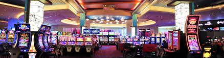 Antarmuka aplikasi qqonline303 di smartphone dengan free fire dan live casino