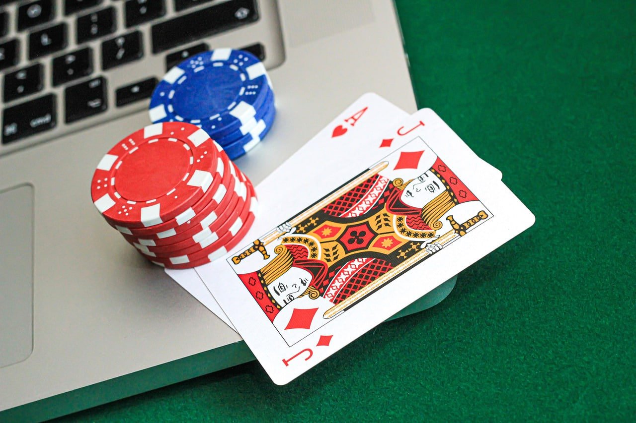 Aplikasi mobile qqonline303 menampilkan dashboard dan pilihan game